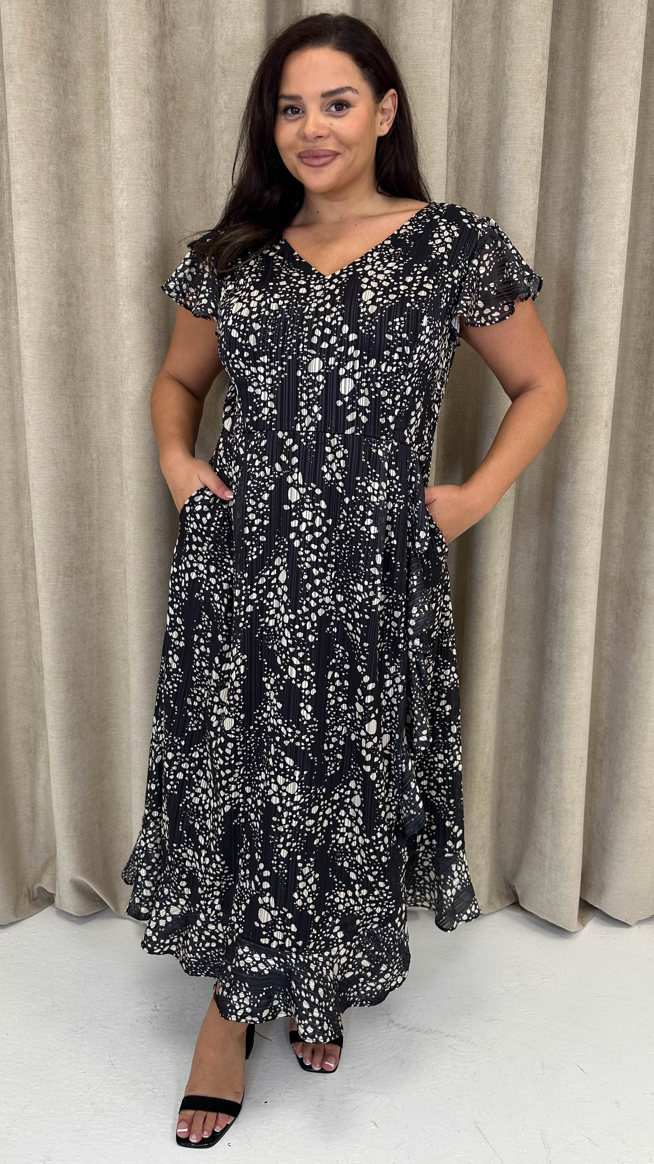 CurveWow Printed Flutter Sleeve Midaxi Dress Black