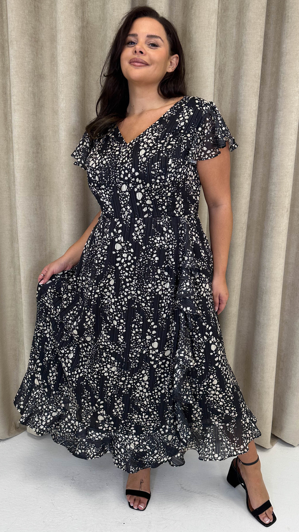 CurveWow Printed Flutter Sleeve Midaxi Dress Black